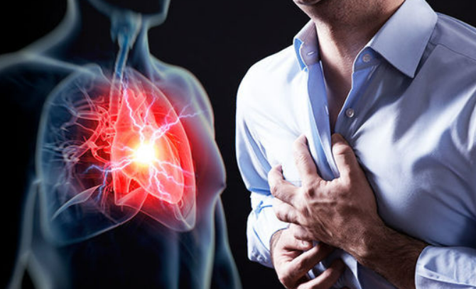 الأعراض الشائعة للنوبة القلبية وأسبابها : اكتشف كيفية التعامل معها